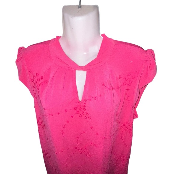 Pink Elle Beautiful blouse Sz M Embroidered keyhole opening - Picture 4 of 11